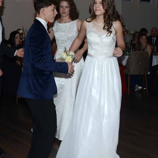 Bild enthält, Dress, Formal Wear, Suit, Fashion, Gown, Wedding Gown, Portrait, Blazer, Coat, Flower Bouquet