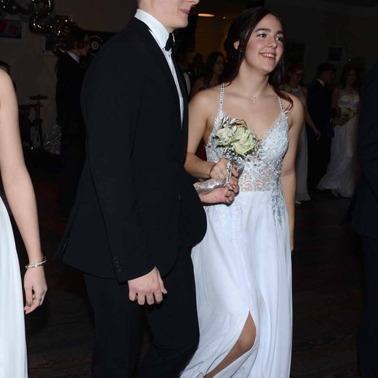 Bild enthält, Dress, Formal Wear, Suit, Fashion, Gown, Blazer, Wedding Gown, Evening Dress, Tuxedo, Person