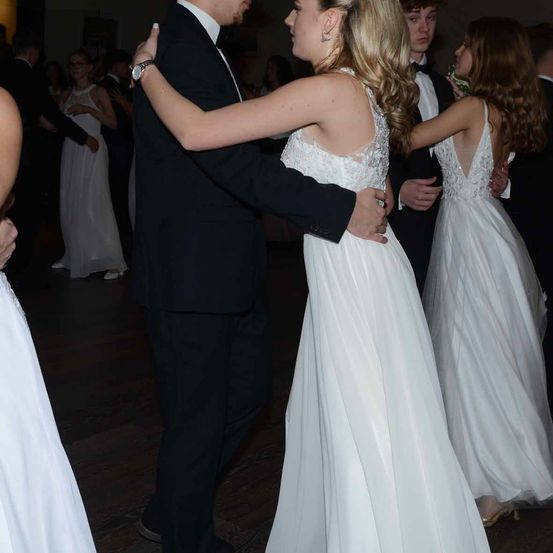 Bild enthält, Dress, Formal Wear, Suit, Fashion, Gown, Wedding Gown, Person, Portrait, Bridegroom, Tuxedo