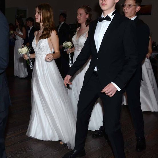 Bild enthält, Formal Wear, Suit, Dress, Tuxedo, Gown, Wedding Gown, Blazer, Adult, Man, Person