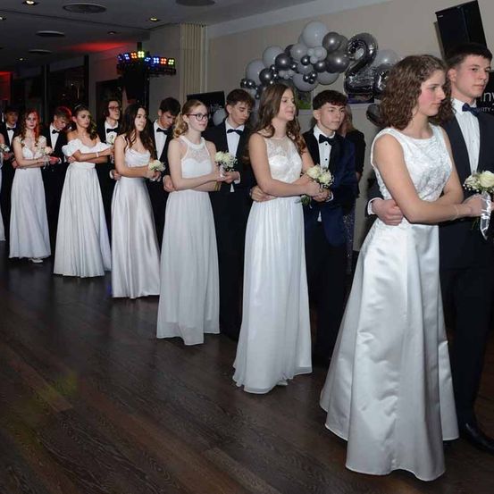 Bild enthält, Dress, Formal Wear, Gown, Wedding Gown, Suit, Adult, Bride, Female, Person, Woman