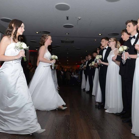 Bild enthält, Dress, Formal Wear, Gown, Wedding Gown, Suit, Adult, Bride, Female, Person, Woman