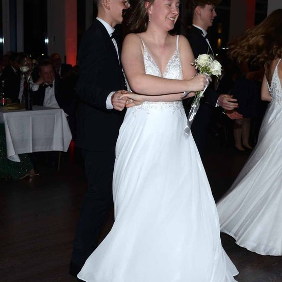 Bild enthält, Dress, Formal Wear, Suit, Fashion, Gown, Wedding Gown, Portrait, Flower Bouquet, Blazer, Bridegroom