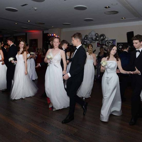 Bild enthält, Formal Wear, Dress, Suit, Gown, Wedding Gown, Person, Adult, Bride, Female, Woman