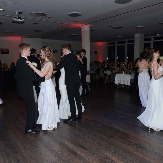 Bild enthält, Formal Wear, Suit, Dress, Gown, Adult, Bride, Female, Person, Woman, Wedding Gown