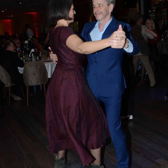 Bild enthält, Dancing, Person, Dress, Formal Wear, Suit, Dance Pose, Tango, Adult, Male, Man