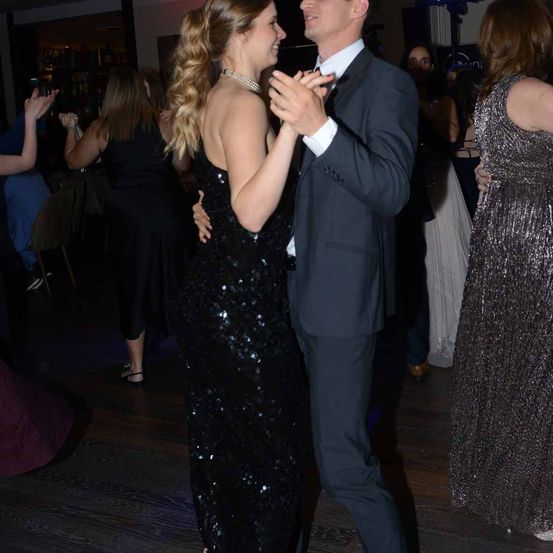 Bild enthält, Formal Wear, Suit, Dress, Adult, Female, Person, Woman, Fashion, Blazer, Tie