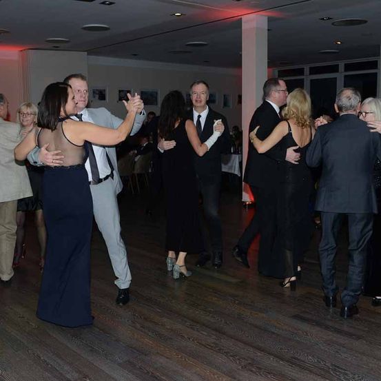 Bild enthält, Formal Wear, Suit, Dress, Adult, Male, Man, Person, Bride, Female, Woman