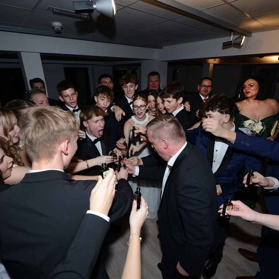 Bild enthält, Formal Wear, Suit, Person, Adult, Male, Man, Bride, Female, Woman, Party