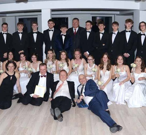 Bild enthält, Groupshot, Person, Formal Wear, Suit, People, Dress, Wedding Gown, Adult, Bride, Woman