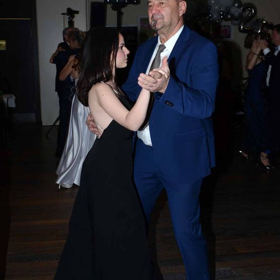 Bild enthält, Formal Wear, Suit, Blazer, Coat, Jacket, Dress, Tuxedo, Tie, Person, Woman