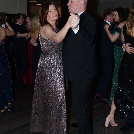 Bild enthält, Formal Wear, Suit, Dress, Evening Dress, Tuxedo, Adult, Bride, Female, Person, Woman