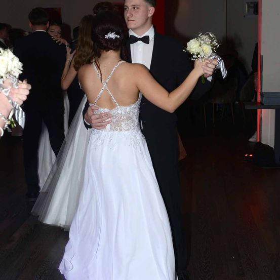 Bild enthält, Dress, Formal Wear, Suit, Fashion, Gown, Flower Arrangement, Flower Bouquet, Wedding Gown, Portrait, Tuxedo