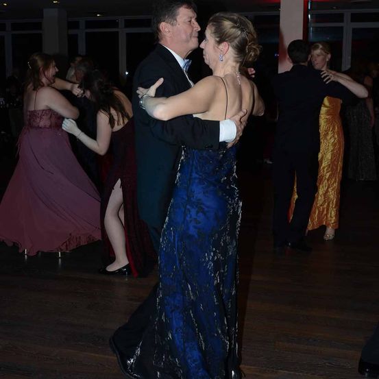 Bild enthält, Dress, Formal Wear, Dancing, Person, Suit, Evening Dress, Adult, Bride, Female, Woman