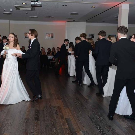 Bild enthält, Formal Wear, Suit, Dress, Adult, Bride, Female, Person, Woman, Tuxedo, Gown