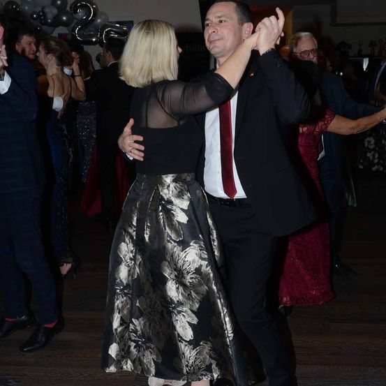 Bild enthält, Formal Wear, Suit, People, Person, Dress, Dancing, Adult, Male, Man, Bride