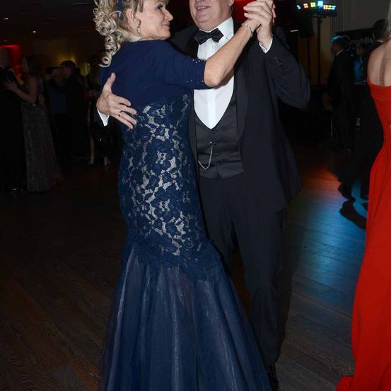 Bild enthält, Dress, Formal Wear, Suit, Fashion, Gown, Blazer, Coat, Jacket, Evening Dress, Person