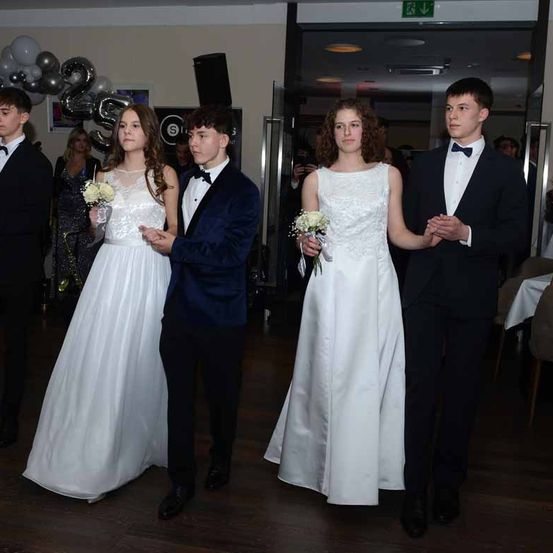 Bild enthält, Formal Wear, Suit, Dress, Gown, Wedding Gown, Flower Bouquet, Adult, Male, Man, Person