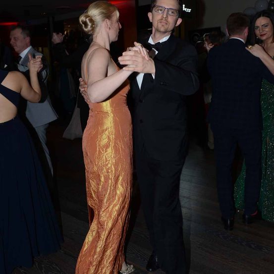 Bild enthält, Formal Wear, Suit, Dress, Adult, Bride, Female, Person, Woman, Evening Dress, Man