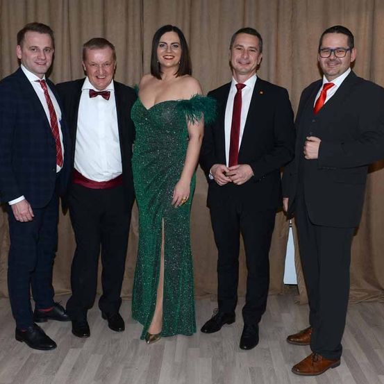 Bild enthält, Formal Wear, Suit, Groupshot, Person, Blazer, Adult, Female, Woman, Male, Man