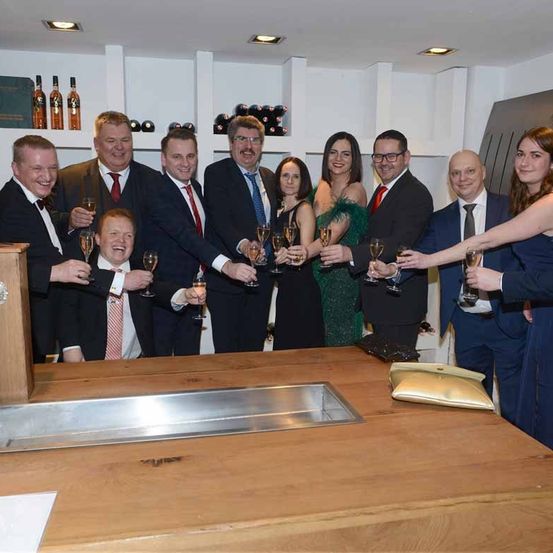 Bild enthält, People, Person, Suit, Adult, Male, Man, Crowd, Bride, Female, Woman