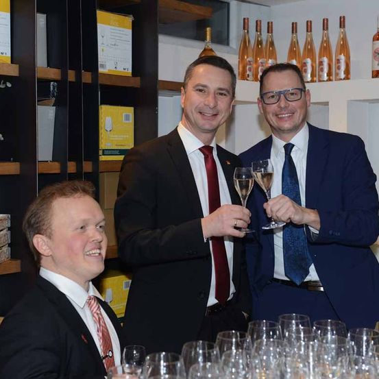 Bild enthält, Formal Wear, Suit, Adult, Male, Man, Person, Glass, Face, Tie, Alcohol