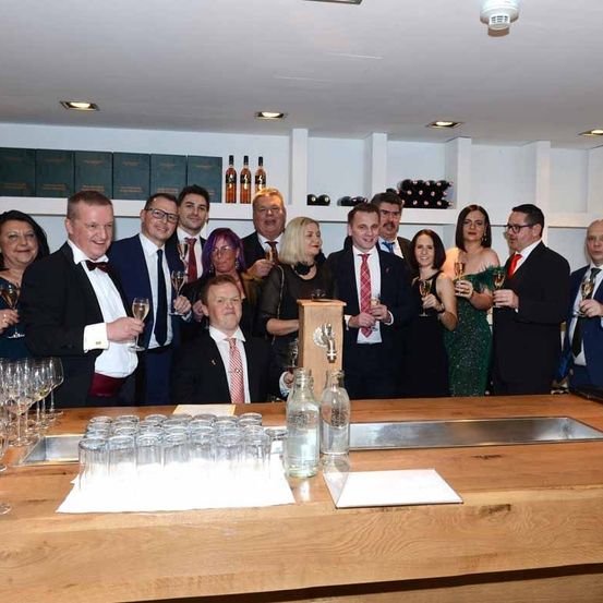 Bild enthält, Formal Wear, Suit, Adult, Female, Person, Woman, People, Male, Man, Bride