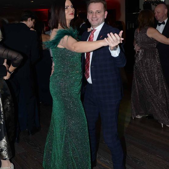 Bild enthält, Formal Wear, Dress, Suit, Tie, Evening Dress, Urban, Blazer, Coat, Jacket, Tuxedo