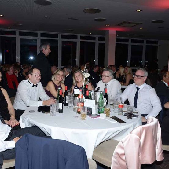 Bild enthält, Person, Adult, Bride, Female, Woman, Male, Man, People, Dining Table, Suit