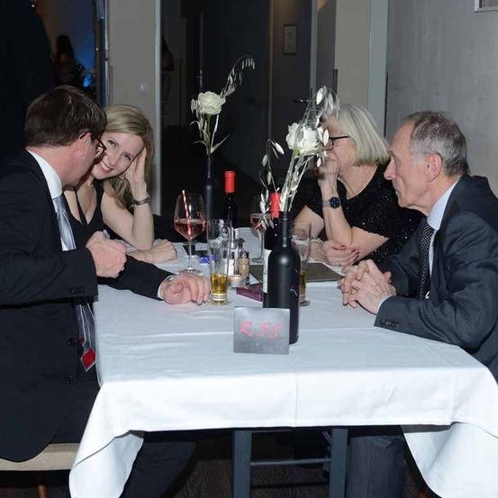 Bild enthält, Dining Table, Table, Dining Room, Suit, Adult, Male, Man, Person, Bride, Woman