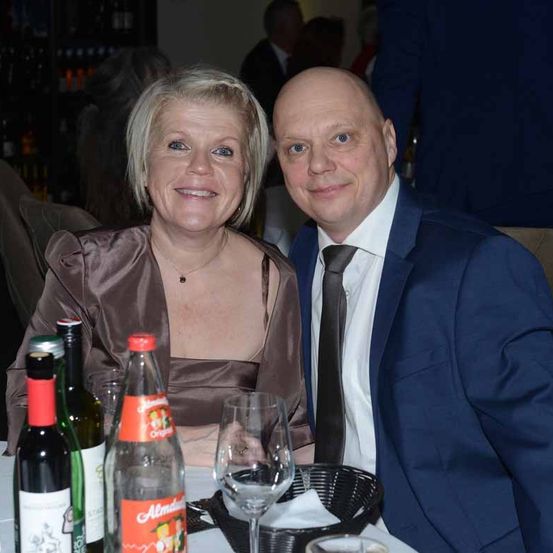 Bild enthält, Pub, Beer, Bottle, Glass, Person, Bar Counter, Adult, Male, Man, Coat