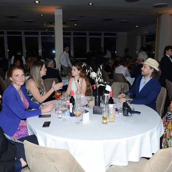 Bild enthält, Dining Table, Table, Adult, Female, Person, Woman, Male, Man, Dining Room, Urban