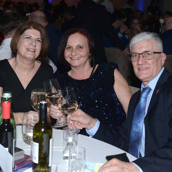 Bild enthält, Person, Adult, Male, Man, Face, Party, Female, Woman, Suit, People