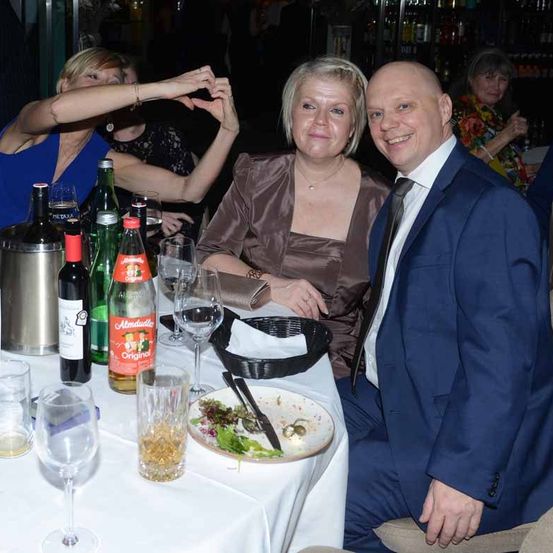 Bild enthält, Dining Table, Table, Adult, Female, Person, Woman, Dining Room, Glass, Pub, Bride