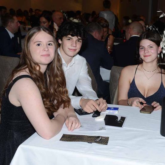 Bild enthält, Flower Arrangement, Table, Adult, Bride, Female, Person, Woman, People, Male, Man