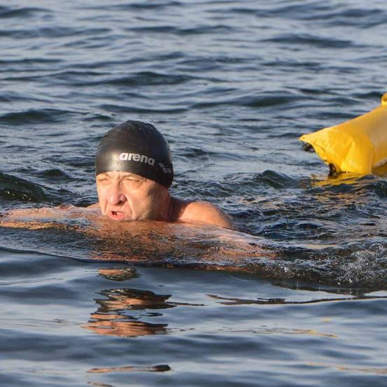 Bild enthält, Person, Swimming, Cap, Hat, Swimwear, Bathing Cap, Adult, Male, Man, Lifejacket
