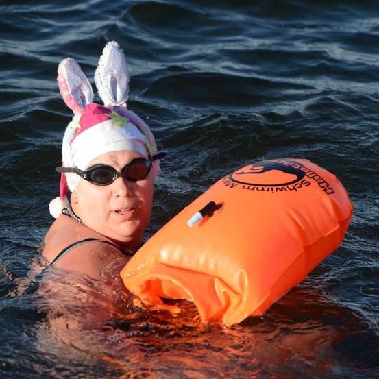 Bild enthält, Swimming, Water, Cap, Hat, Lifejacket, Vest, Sunglasses, Swimwear, Bathing Cap, Face