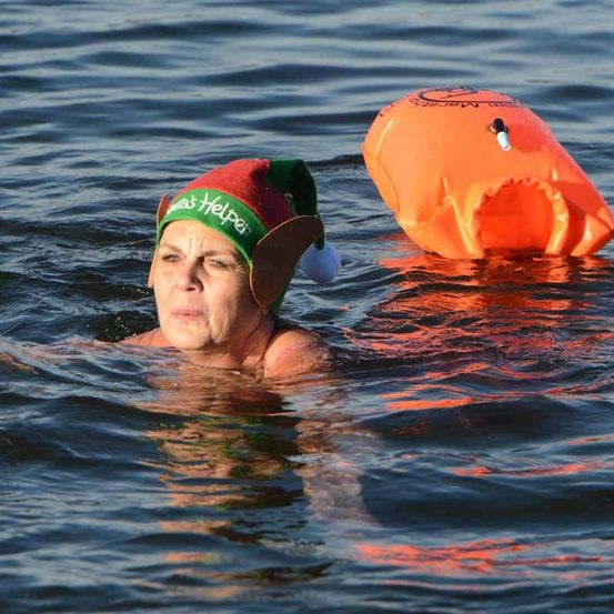 Bild enthält, Person, Swimming, Water, Cap, Hat, Lifejacket, Vest, Face, Bathing Cap, Swimwear