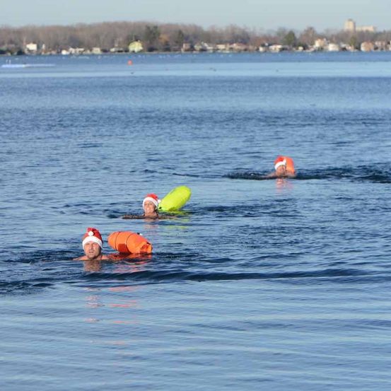 Bild enthält, Person, Swimming, Water, Water Sports, Lifejacket, Vest, Bathing Cap, Cap, Hat, Outdoors