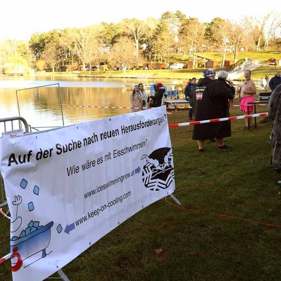 Bild enthält, Person, Advertisement, Outdoors, Crime Scene