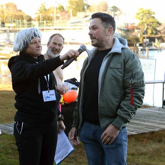 Bild enthält, Coat, Jacket, Adult, Male, Man, Person, Shorts, Jeans, Pants, Conversation