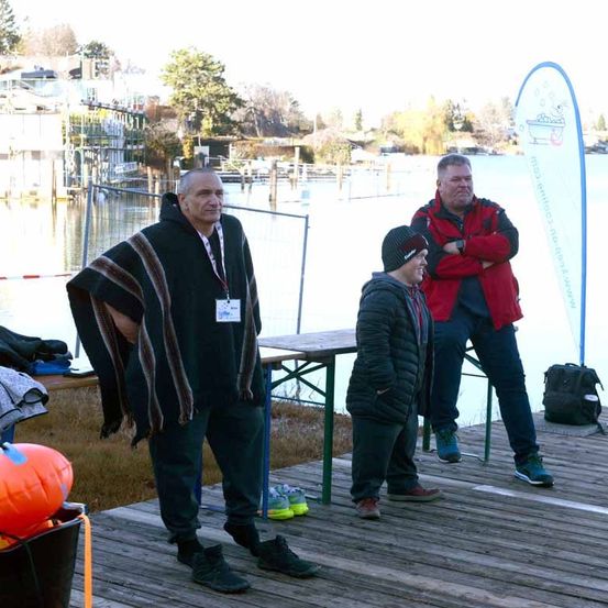 Bild enthält, Water, Waterfront, Shelter, Coat, Port, Pier, Photography, Jacket, Portrait, Lifejacket