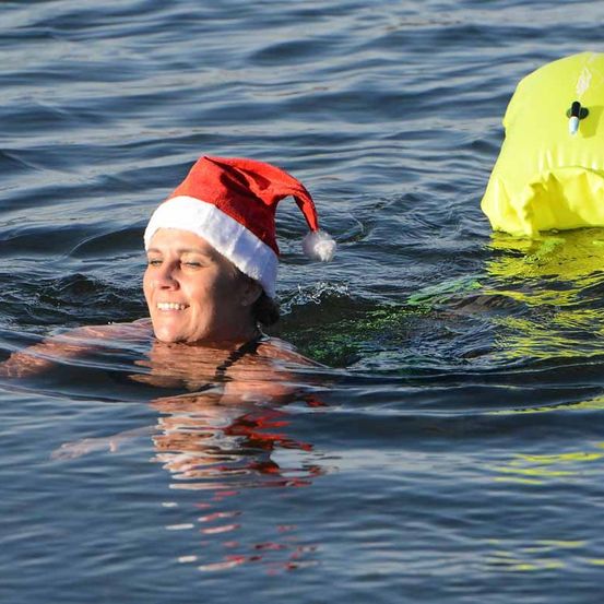 Bild enthält, Person, Swimming, Water, Cap, Hat, Bathing, Bathing Cap, Face, Swimwear, Lifejacket