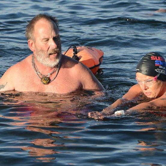 Bild enthält, Person, Swimming, Water, Cap, Hat, Swimwear, Adult, Male, Man, Bathing