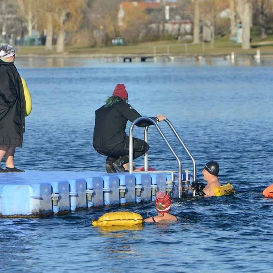Bild enthält, Person, Swimming, Water, Lifejacket, Vest, Adult, Female, Woman, Waterfront, Swimming Pool