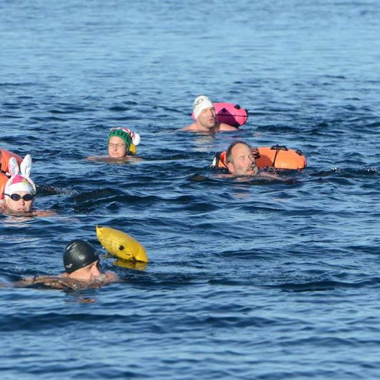 Bild enthält, Person, Swimming, Water, Cap, Hat, Adult, Male, Man, Bathing Cap, Face