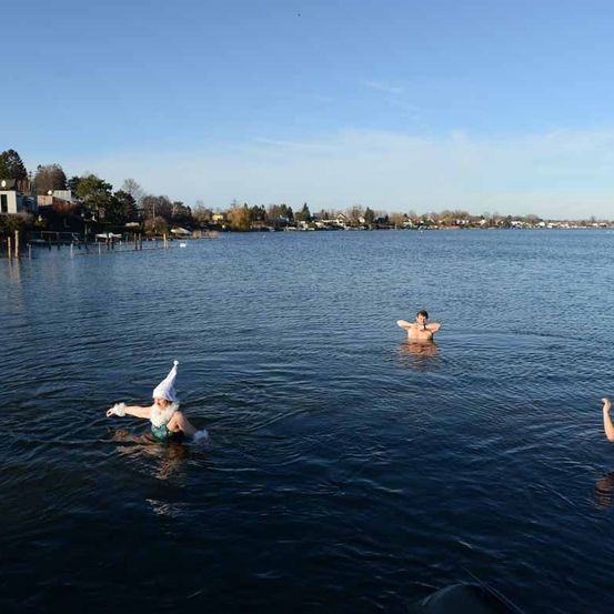 Bild enthält, Person, Swimming, Water, Lake, Nature, Outdoors, Baby, Bathing, Waterfront, Scenery
