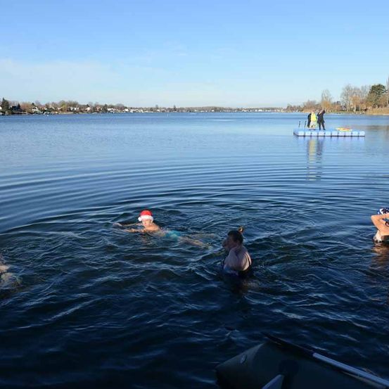 Bild enthält, Person, Swimming, Water, Water Sports, Outdoors, Adult, Male, Man, Nature, Bathing