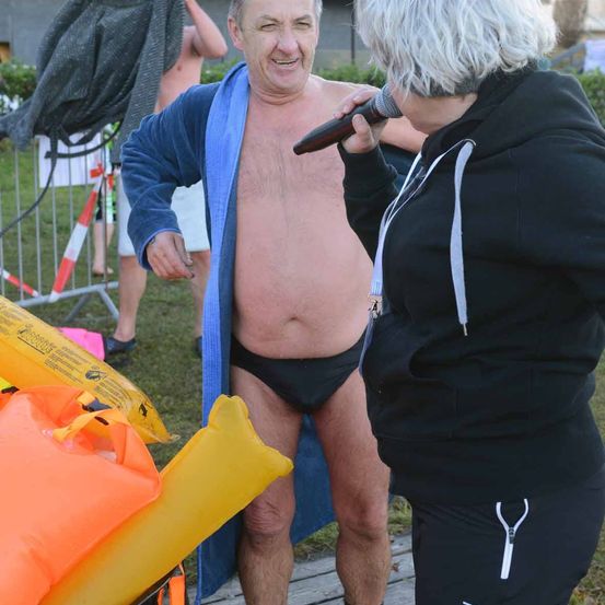 Bild enthält, Person, Photography, Portrait, Lifejacket, Vest, Coat, Shorts, Swimwear, Adult, Man