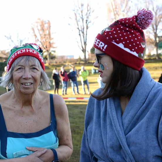 Bild enthält, Grass, Park, Hat, Cap, Person, Photography, Portrait, Adult, Female, Woman